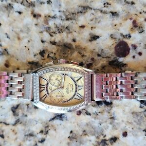 Elini New Yorker watch with a silver-tone case,cream or mother-of-pearl dial, an